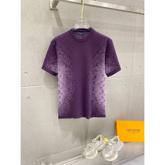 Louis Vuitton embossed jacquard knit crew neck short-sleeve T-shirt, classic design with heavy-duty three-dimensional inlay work that exudes a fashionable and sophisticated feel.